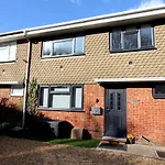 Crown Meadow - 4 Bedroom House - Heathrow - Excellentstays