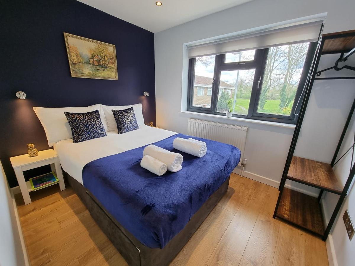 Crown Meadow - 4 Bedroom House - Heathrow - Excellentstays