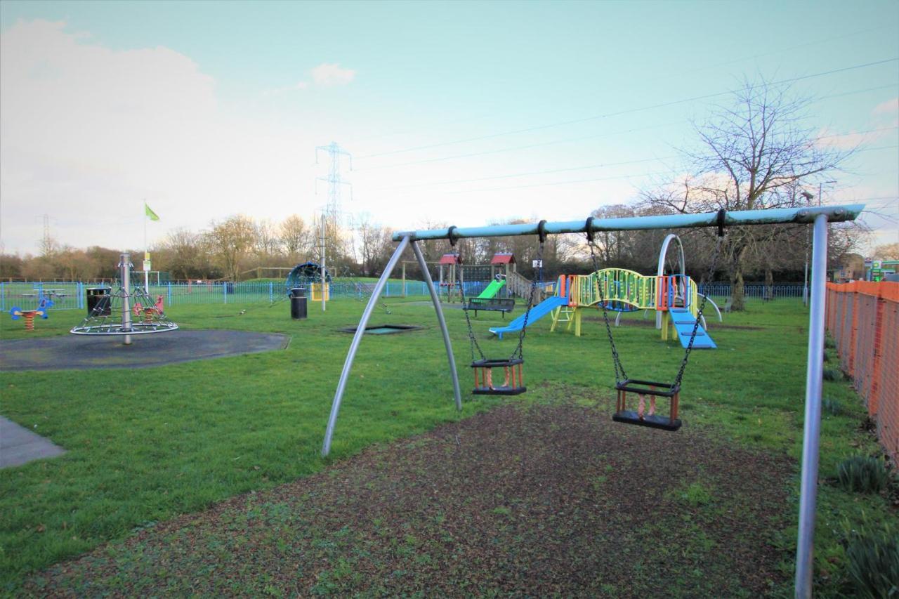 Crown Meadow - 4 Bedroom House - Heathrow - Excellentstays
