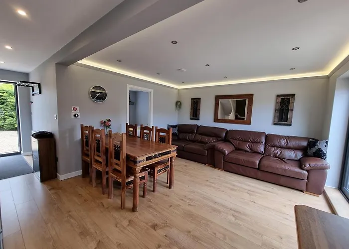 Crown Meadow - 4 Bedroom House - Heathrow - Excellentstays