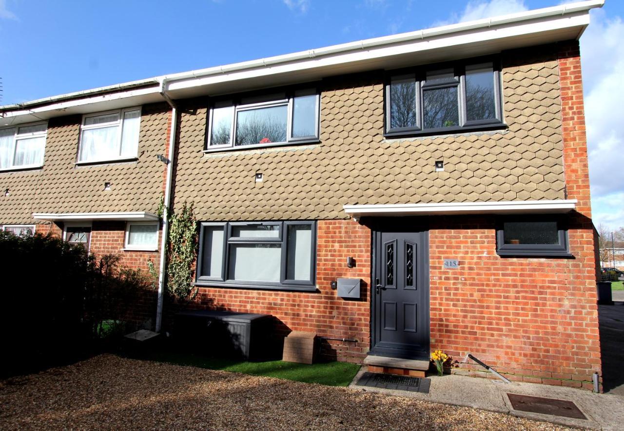 Crown Meadow - 4 Bedroom House - Heathrow - Excellentstays *