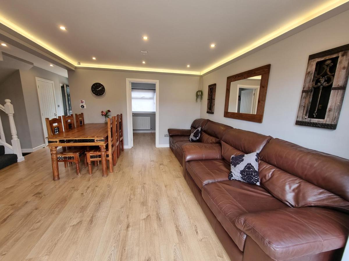 Holiday home Crown Meadow - 4 Bedroom House - Heathrow - Excellentstays Colnbrook