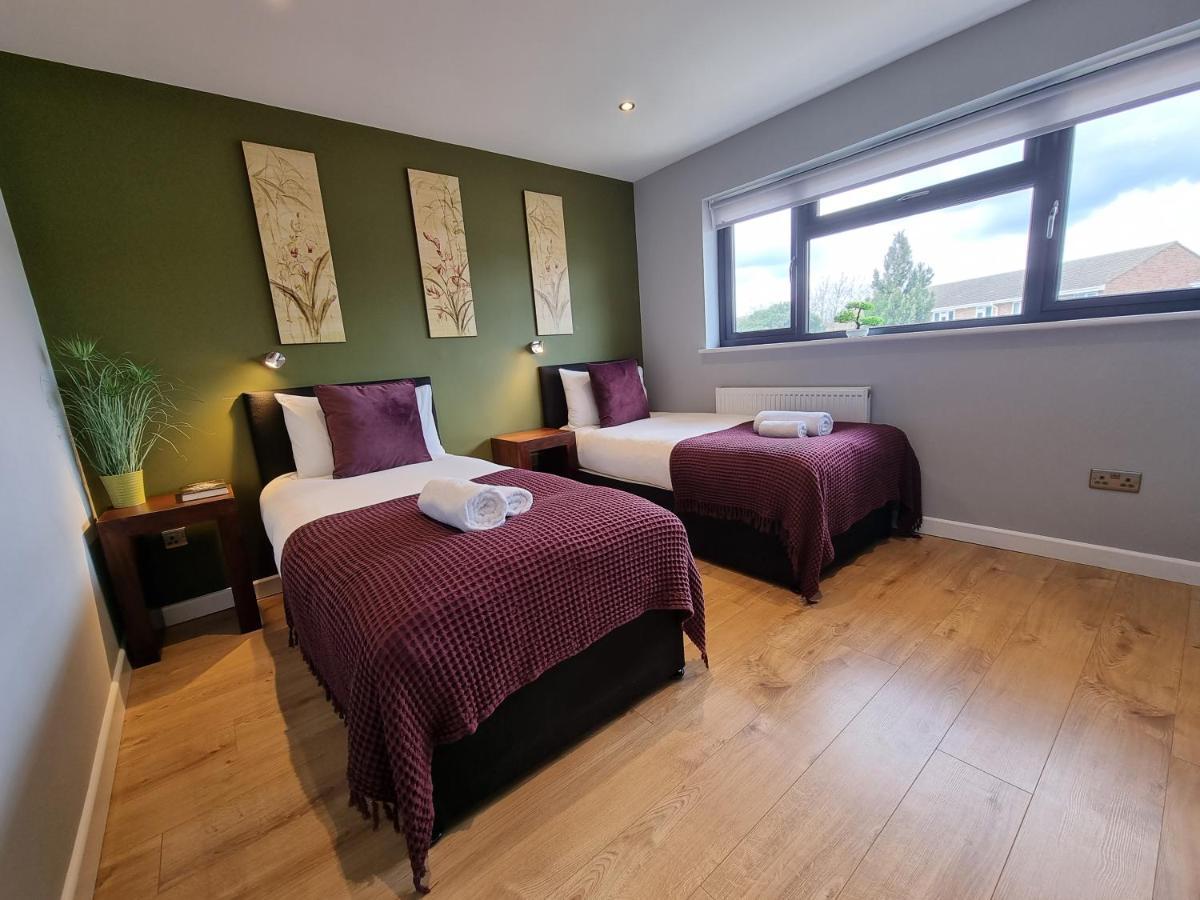 Crown Meadow - 4 Bedroom House - Heathrow - Excellentstays Holiday home Colnbrook