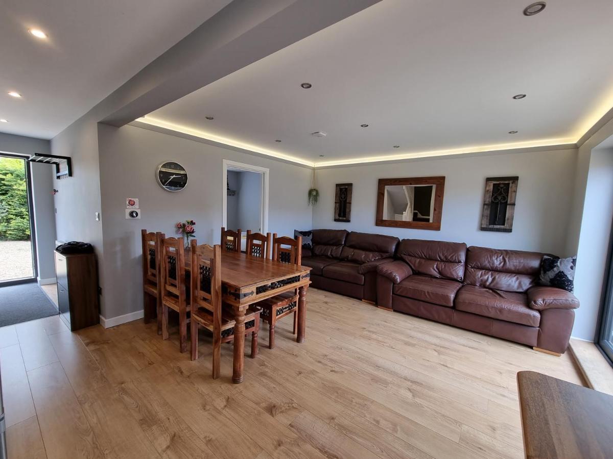 Crown Meadow - 4 Bedroom House - Heathrow - Excellentstays Holiday home Colnbrook