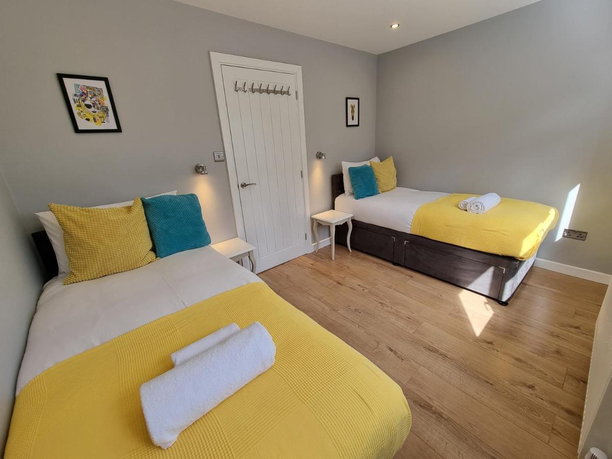 Crown Meadow - 4 Bedroom House - Heathrow - Excellentstays Holiday home