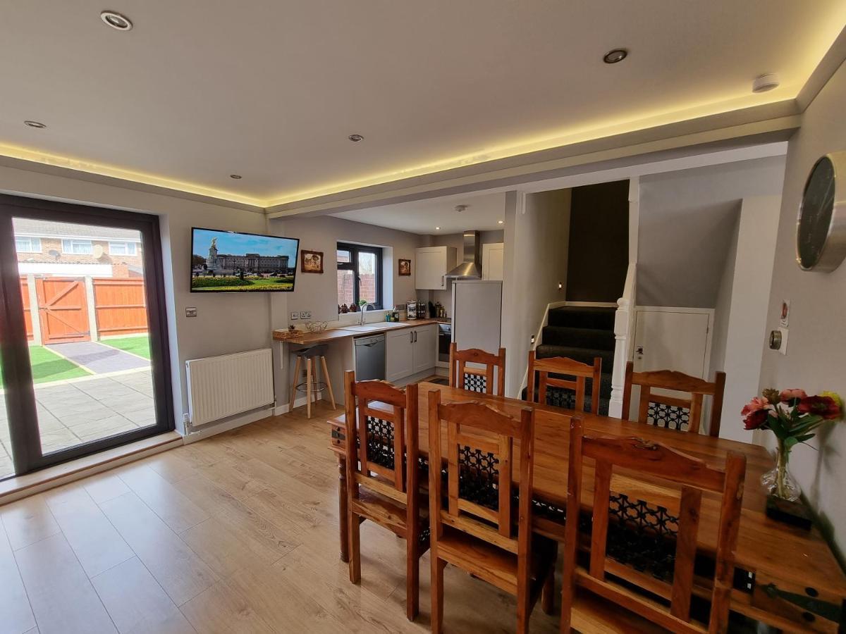 Crown Meadow - 4 Bedroom House - Heathrow - Excellentstays Colnbrook
