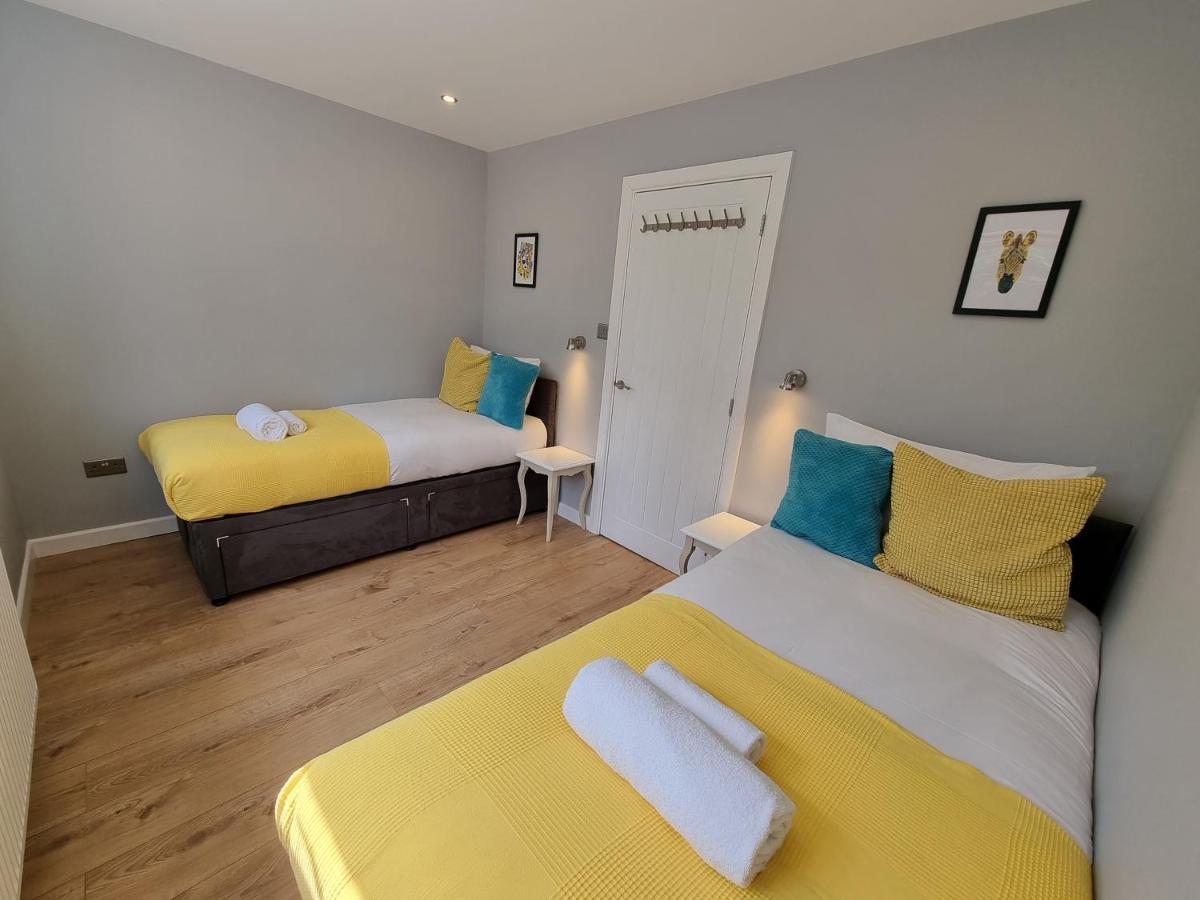 Crown Meadow - 4 Bedroom House - Heathrow - Excellentstays Holiday home