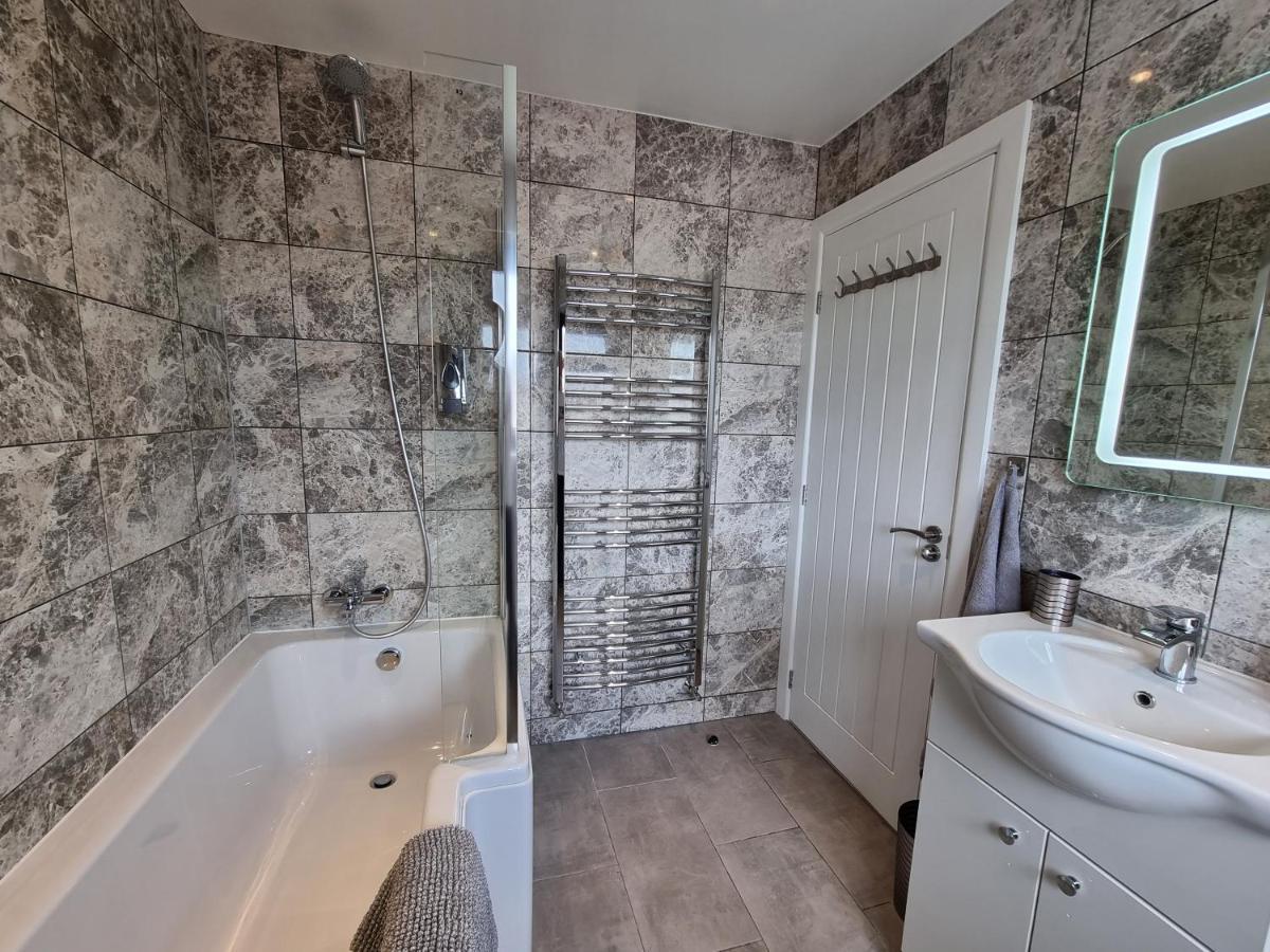 Crown Meadow - 4 Bedroom House - Heathrow - Excellentstays