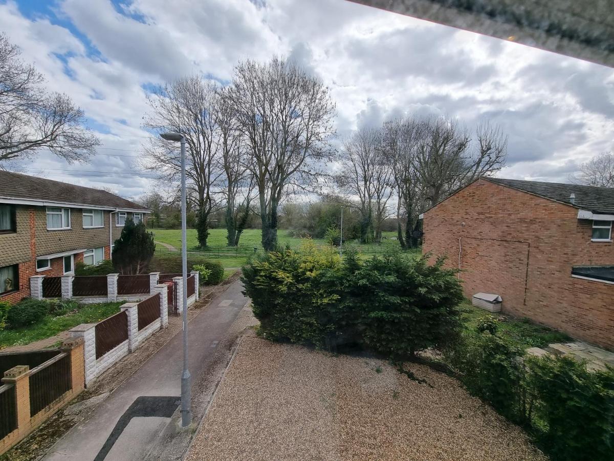 Crown Meadow - 4 Bedroom House - Heathrow - Excellentstays Holiday home *