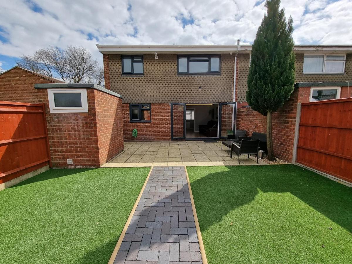 Holiday home Crown Meadow - 4 Bedroom House - Heathrow - Excellentstays Colnbrook