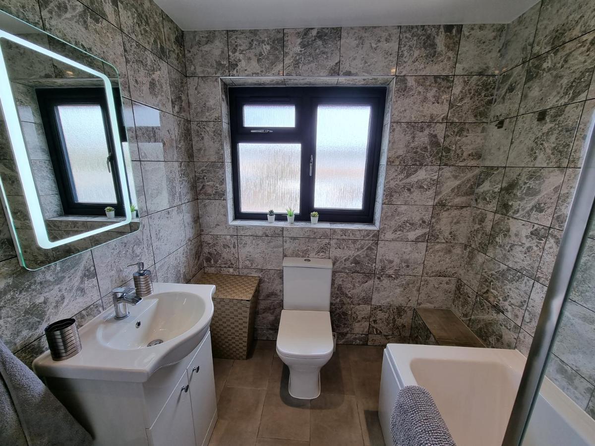 Crown Meadow - 4 Bedroom House - Heathrow - Excellentstays * Colnbrook