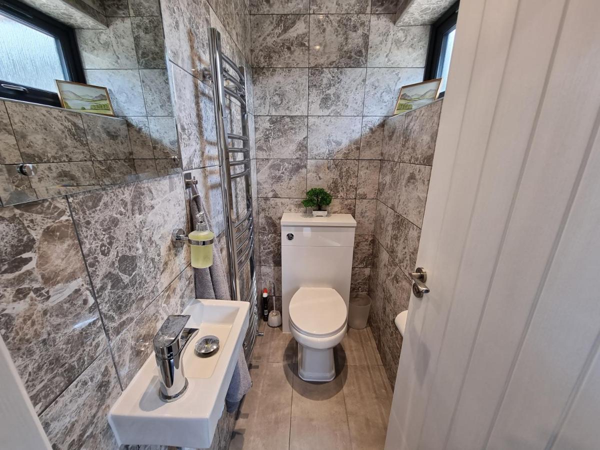 Crown Meadow - 4 Bedroom House - Heathrow - Excellentstays Holiday home Colnbrook