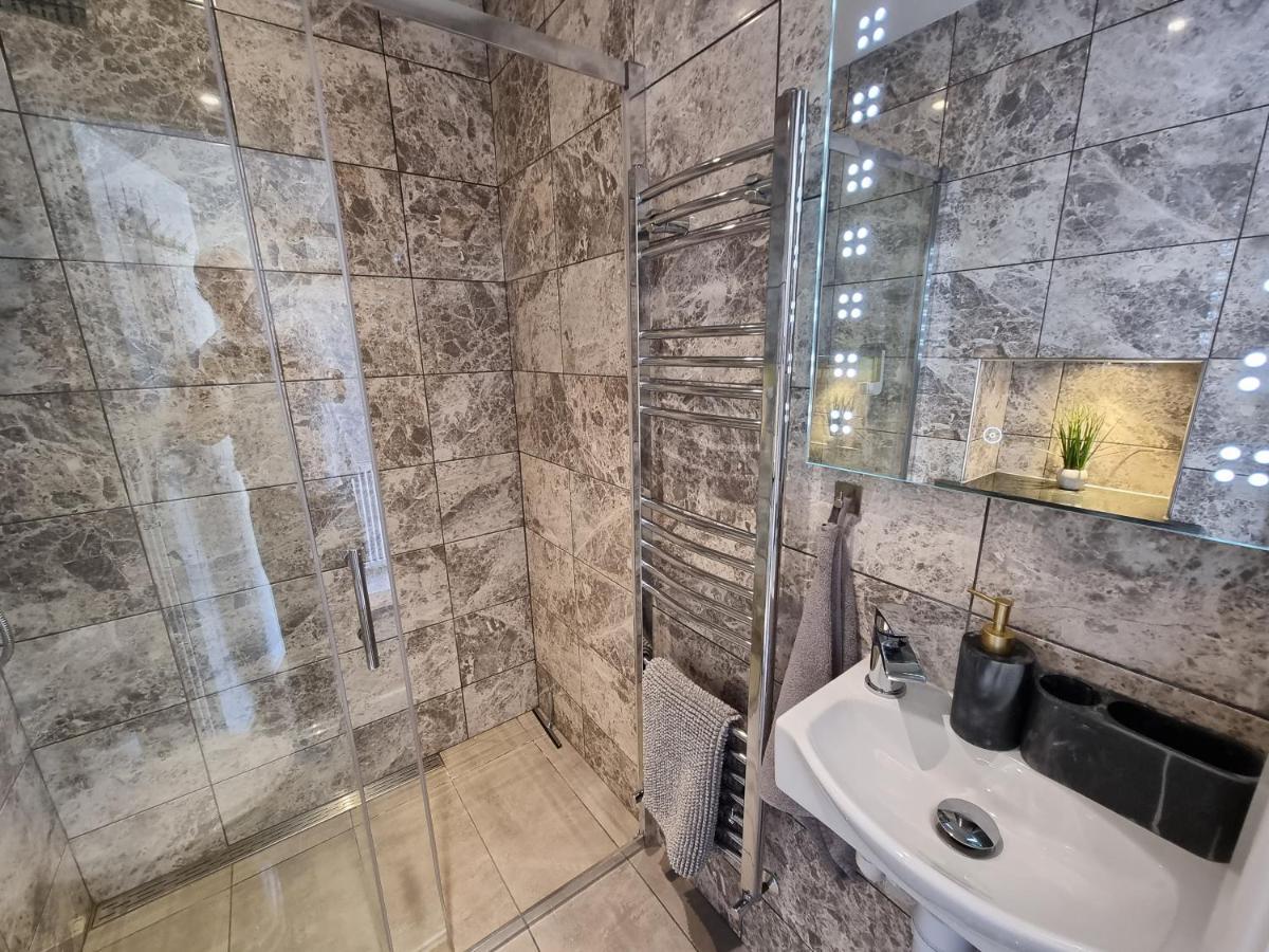 Holiday home Crown Meadow - 4 Bedroom House - Heathrow - Excellentstays Colnbrook